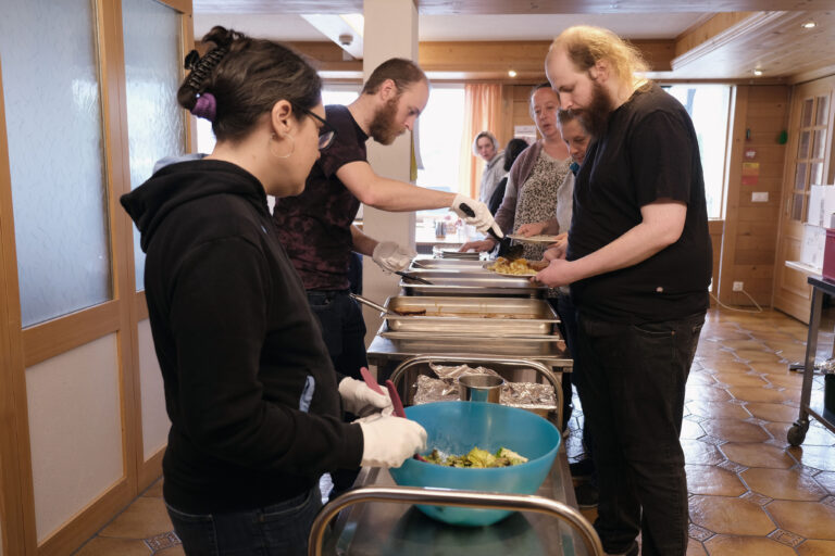 Essen schöpfen im SCHLÖSSLI